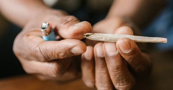 “No puedo parar de usar hierba porque me ayuda a sobrevivir”: Uso de cannabis, sanciones penales y experiencias de personas usuarias en Nigeria