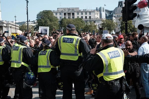 Descolonizar las políticas de drogas: La policía británica, la guerra contra las drogas, y el impacto cotidiano del colonialismo