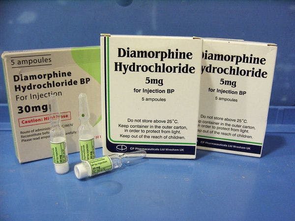 Expandiendo el acceso a diacetilmorfina e  hidromorfona para personas que consumen opioides en Canadá