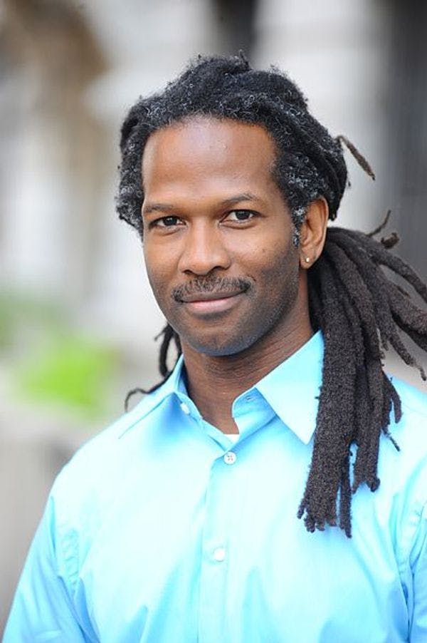 Le professeur Carl Hart donne une conférence sur la réforme des politiques des drogues au Ghana