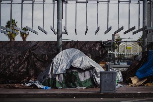 Se cree que la gente se queda sin hogar debido al consumo de drogas pero la secuencia suele ser al revés