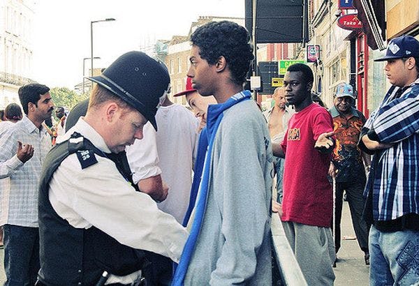 Activistas exigen reformas mientras cifras oficiales muestran que una de cada cinco personas halladas culpables por posesión de cannabis es afrodescendiente