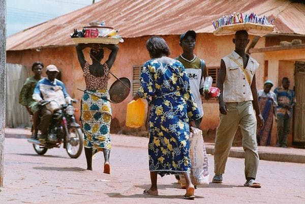 El cine ambulante para construir el apoyo comunitario a los usuarios de drogas