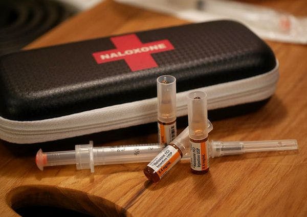 Analyse coût-efficacité des stratégies alternatives de distribution de naloxone : Distribution aux premiers intervenants et premiers concernés aux Etats-Unis